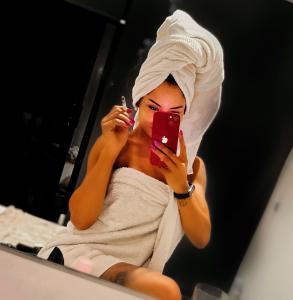 617219140: Chica busca chico en Ibiza