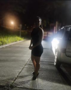 663861077: Chica busca chico en Sevilla