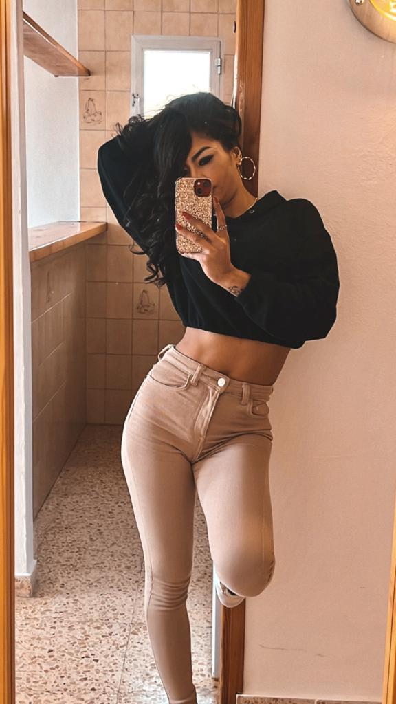617219140: Chica busca chico en Ibiza