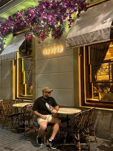 682318123: Chico busca chica en Barcelona