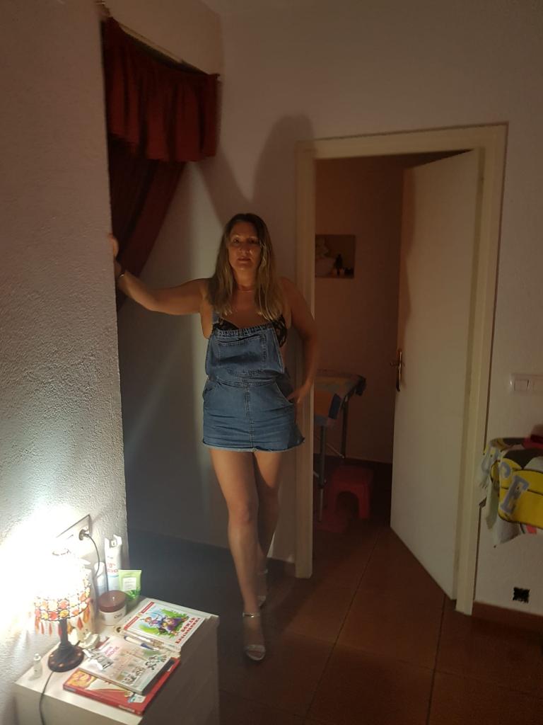 663377706: Chica busca chico en Gerona