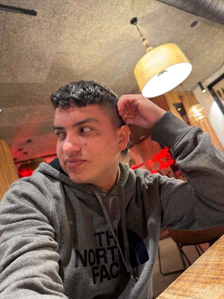 697165304: Chico busca chica en Cantabria