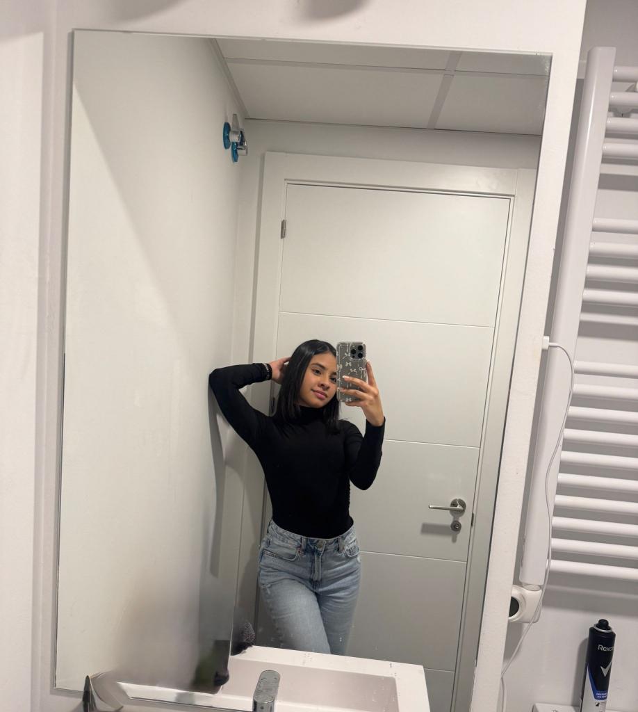617256321: Chica busca chico en Barcelona