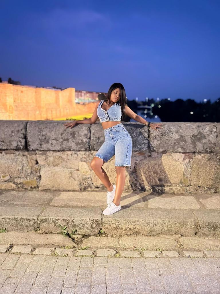 745047371: Chica busca chico en Sevilla
