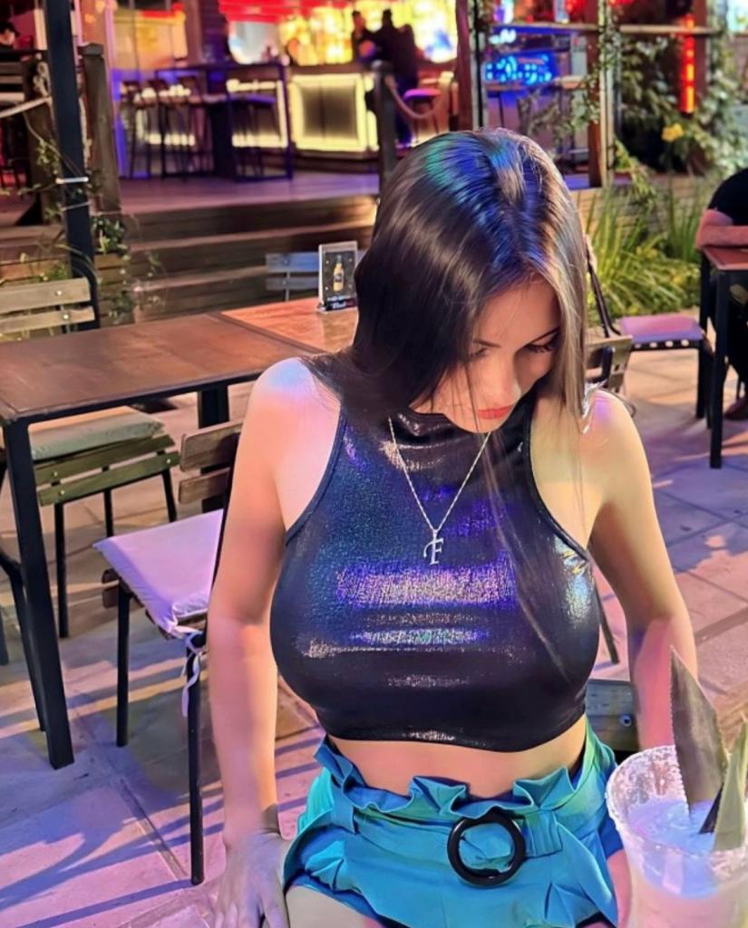 743049207: Chica busca chico en La Coruña
