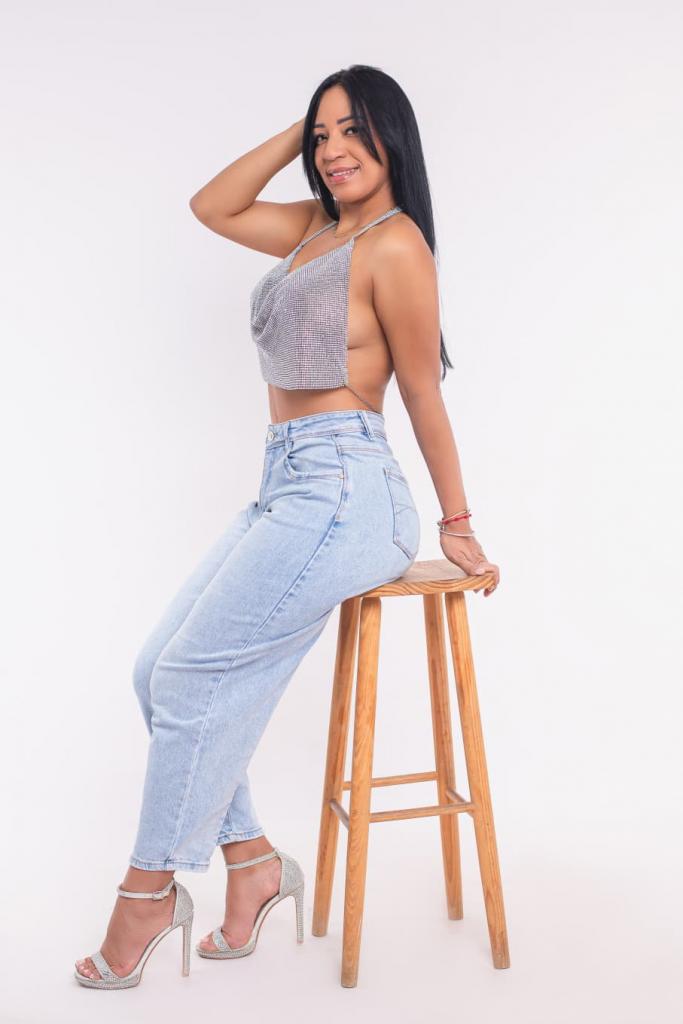 671134267: Chica busca chico en Sevilla