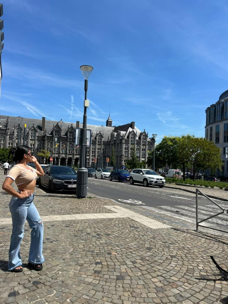 607157507: Chica busca chico en Barcelona