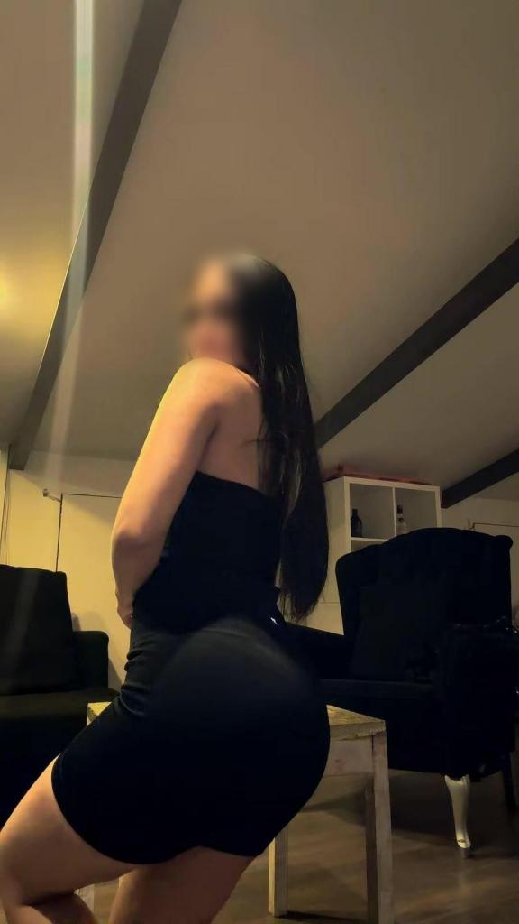 663188540: Chica busca chico en Barcelona