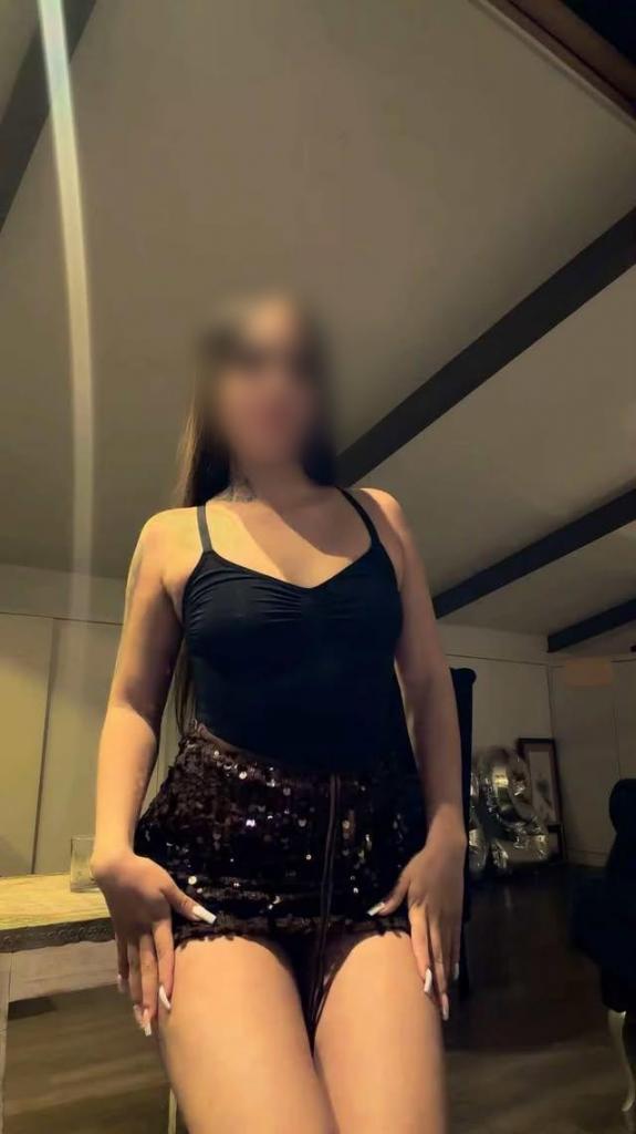 663188540: Chica busca chico en Barcelona