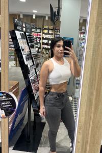664377893: Chica busca chico en Sevilla