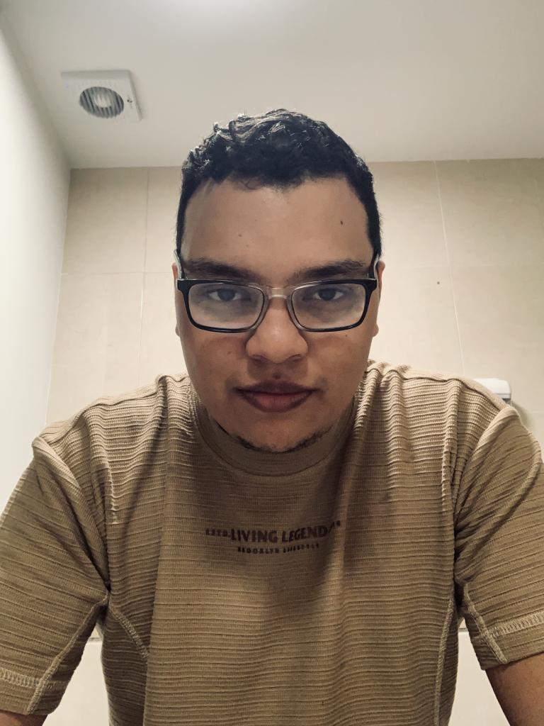 745049518: Chico busca chica en Valencia