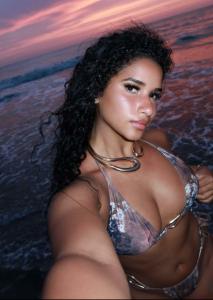 613763289: Chica busca chico en La Coruña