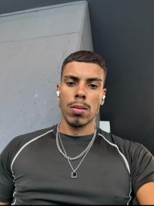 631763693: Chico busca chica en Barcelona