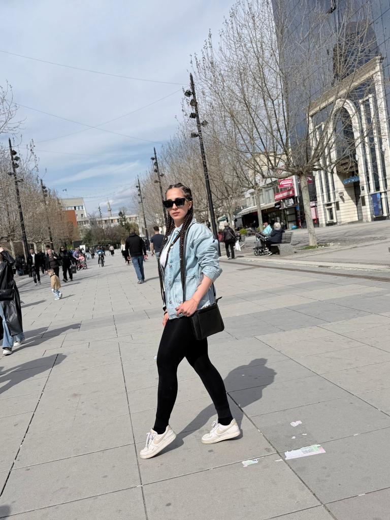 678360519: Chica busca chico en Pontevedra