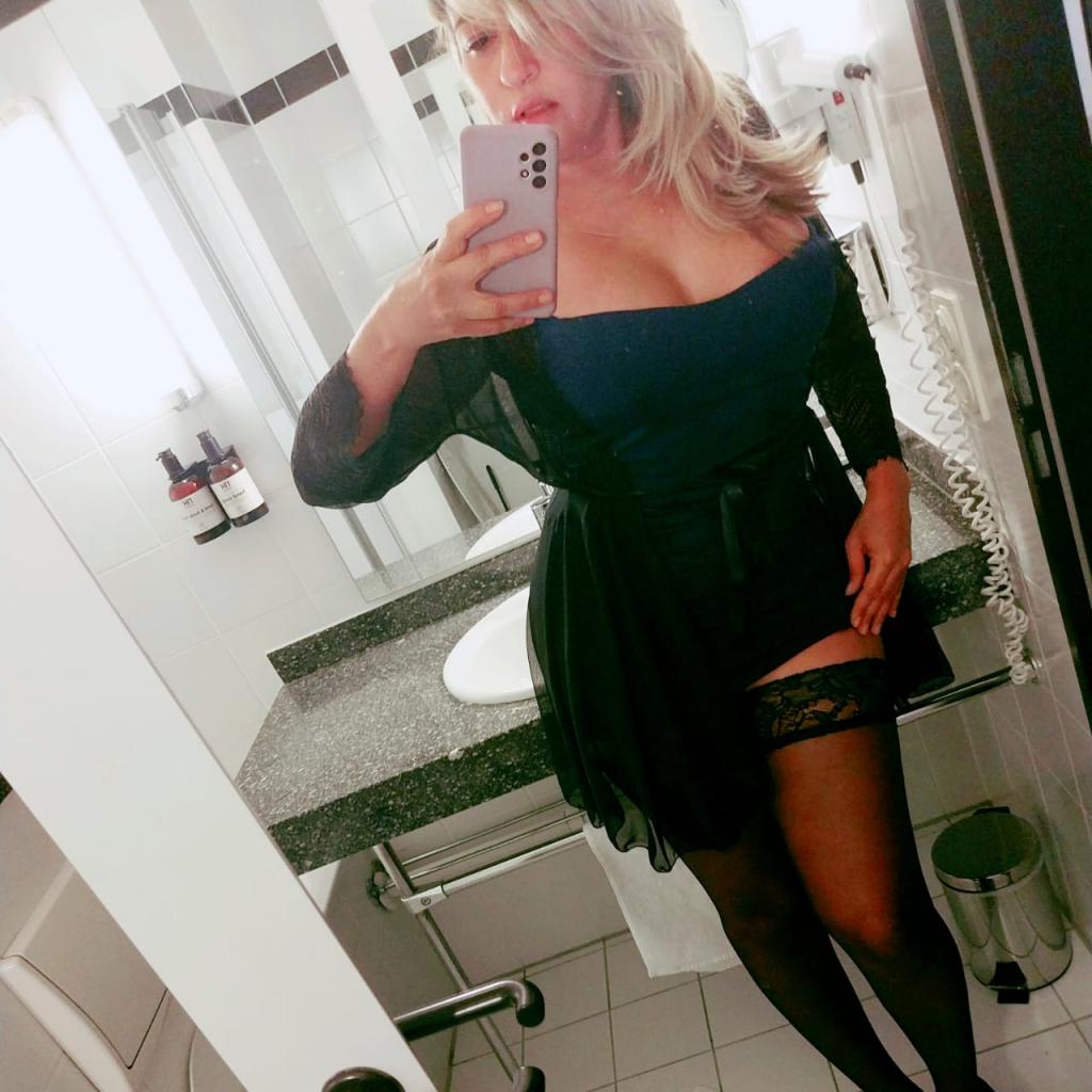 634032206: Chica busca chico en Gerona