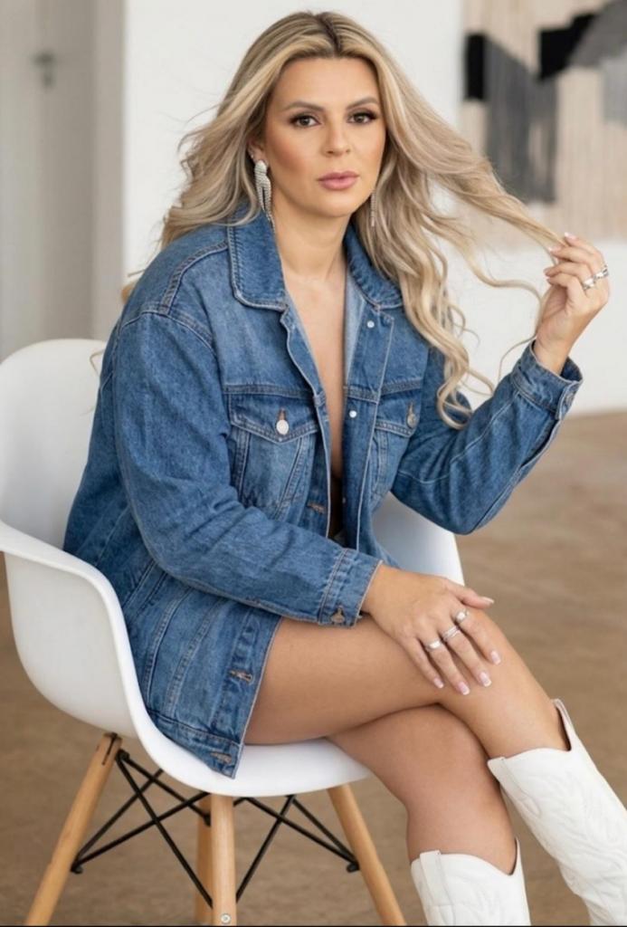 663086139: Chica busca chico en La Coruña