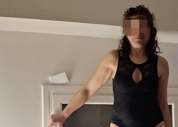 623381087: Chica busca chico en Gerona