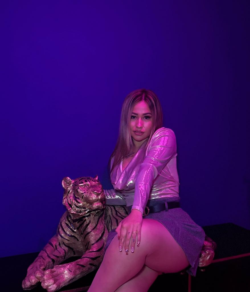 Chica busca chico en Ibiza: 