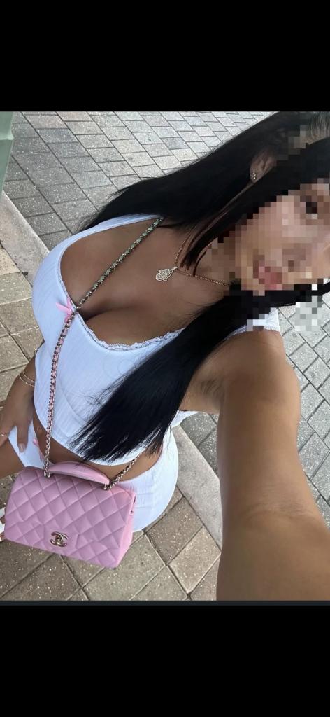 743089363: Chica busca chico en Navarra