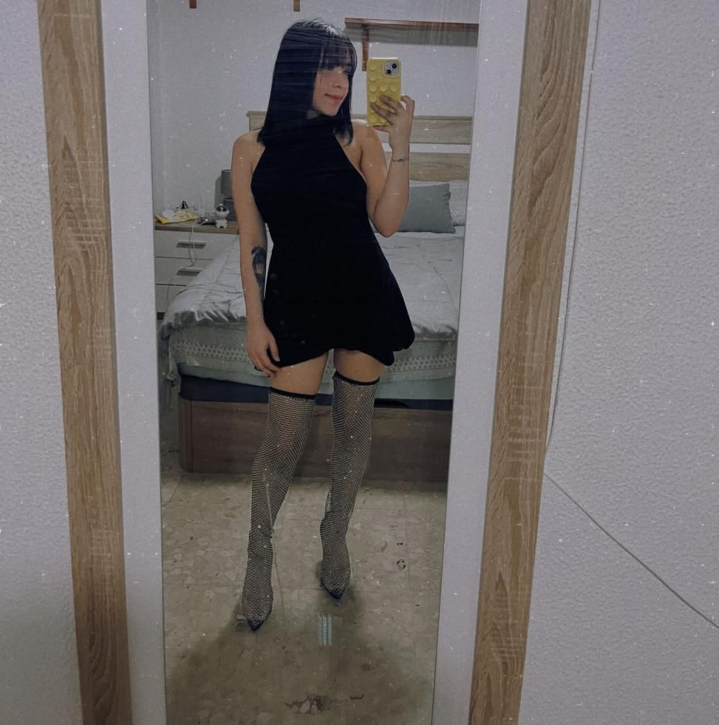 663438529: Chica busca chico en Sevilla