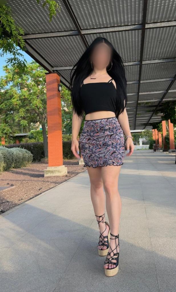 677642263: Chica busca chico en Madrid