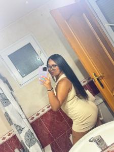 663468240: Chica busca chico en Sevilla