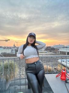 663468240: Chica busca chico en Sevilla