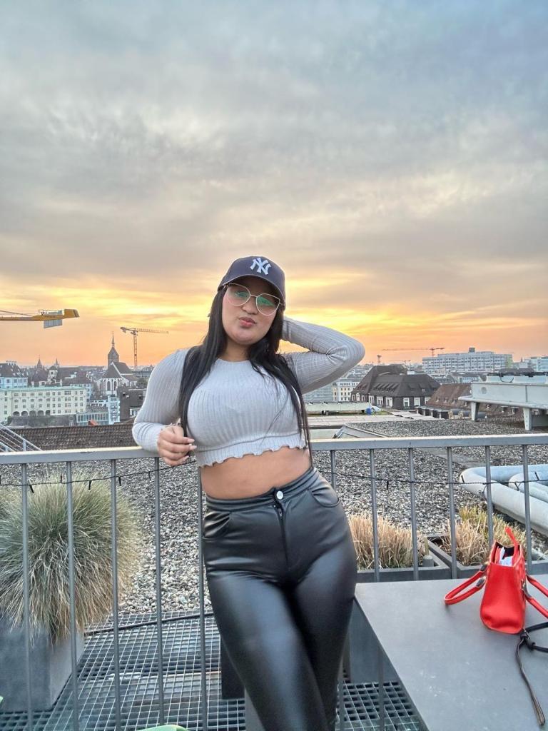 663468240: Chica busca chico en Sevilla