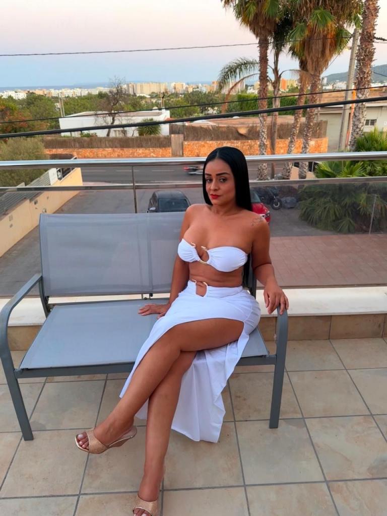 631443241: Chica busca chico en Ibiza