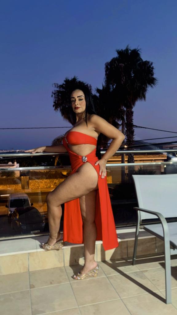 631443241: Chica busca chico en Ibiza