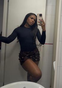 614210813: Chica busca chico en Barcelona