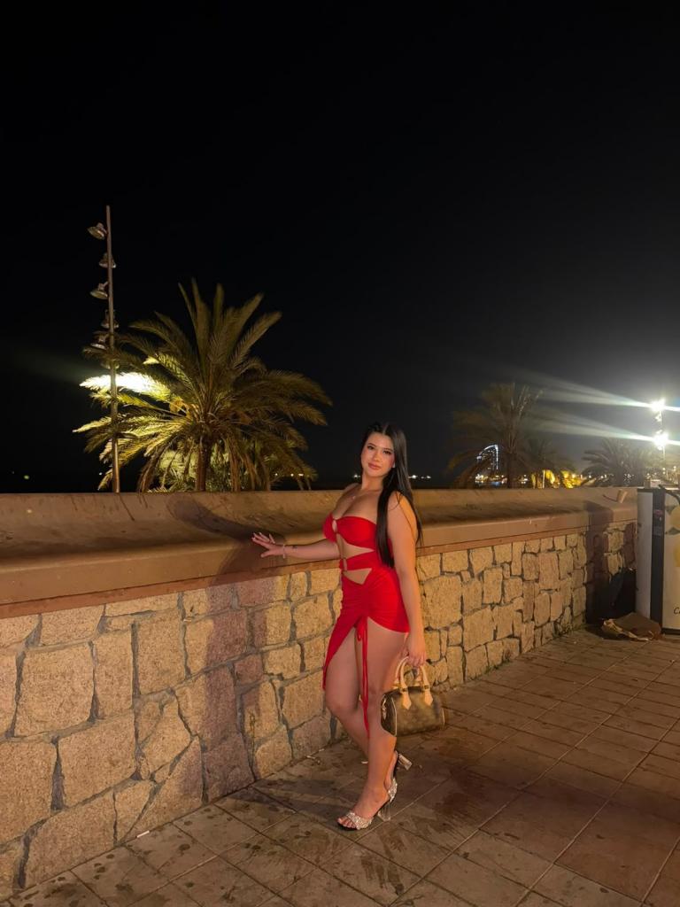 613394123: Chica busca chico en Barcelona