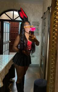 664556175: Chica busca chico en Sevilla