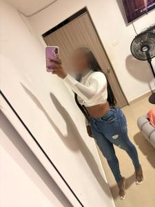 611302195: Chica busca chico en Gerona
