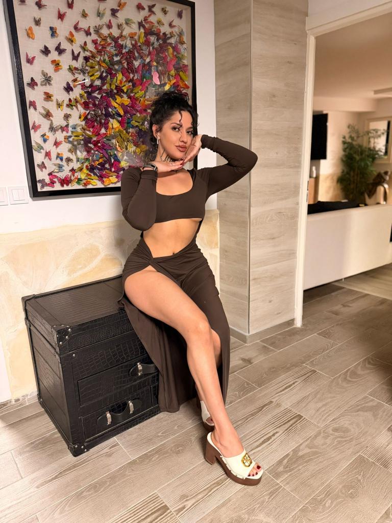 692340887: Chica busca chico en Ibiza