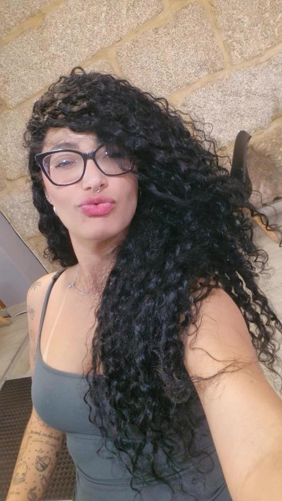 613677079: Chica busca chico en Lugo