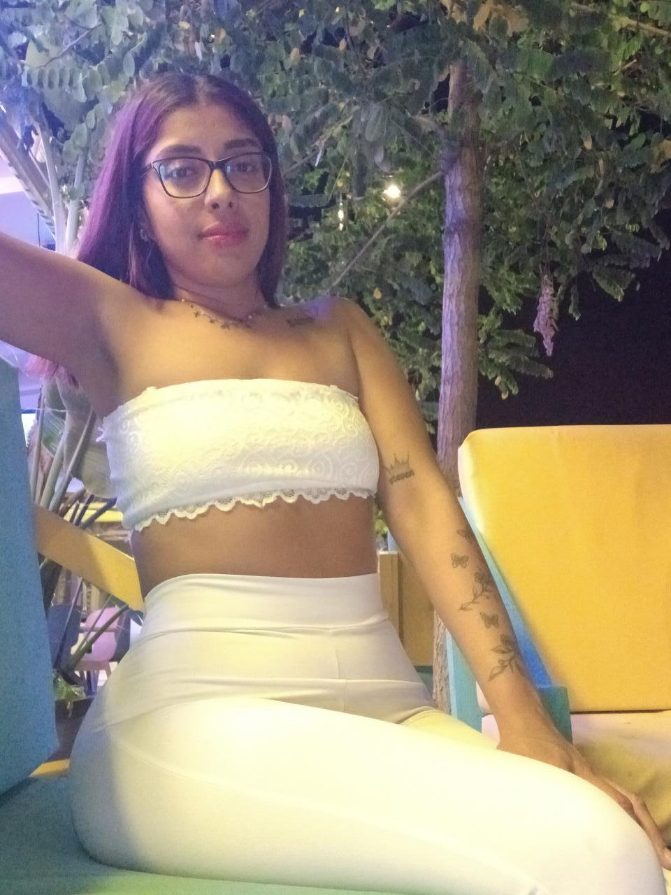 677413276: Chica busca chico en Barcelona
