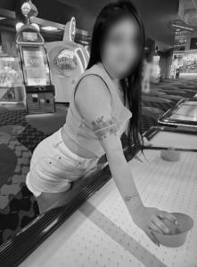 647053081: Chica busca chico en Sevilla
