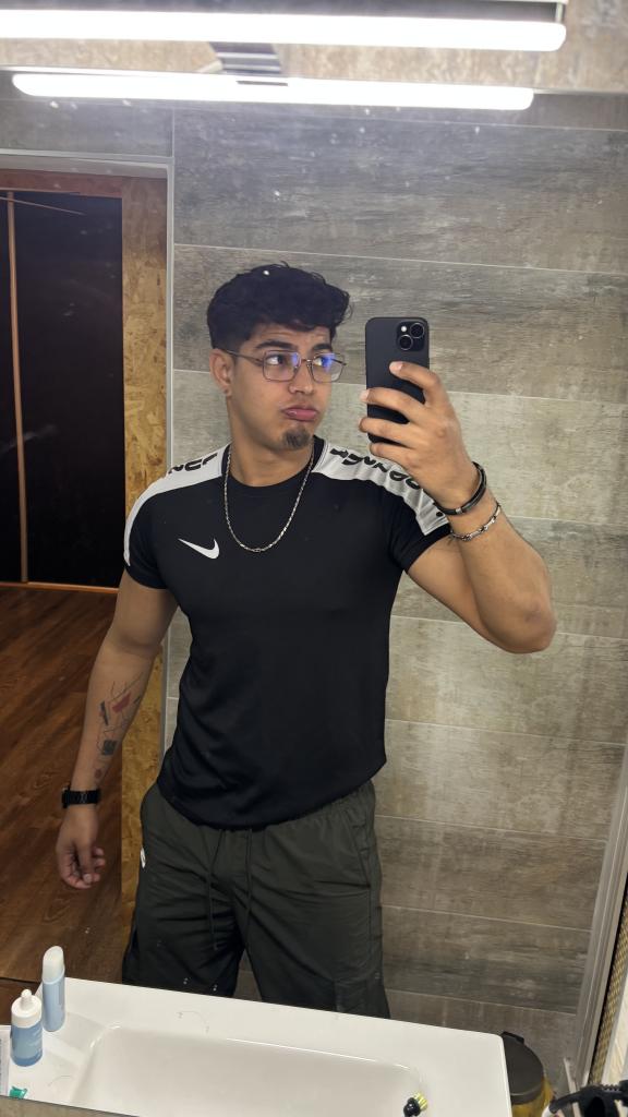 Chico busca chica en Granada: 