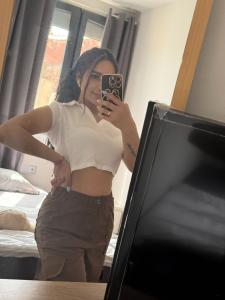 664553170: Chica busca chico en Barcelona