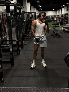 613279905: Chica busca chico en Sevilla