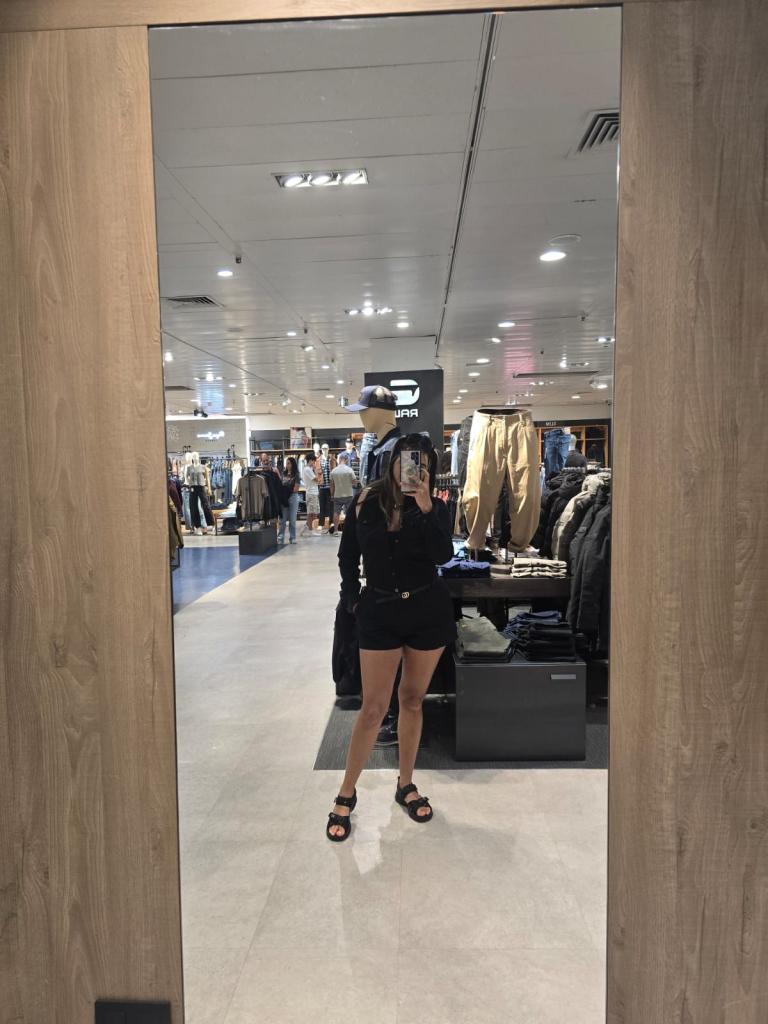 677384953: Chica busca chico en Barcelona