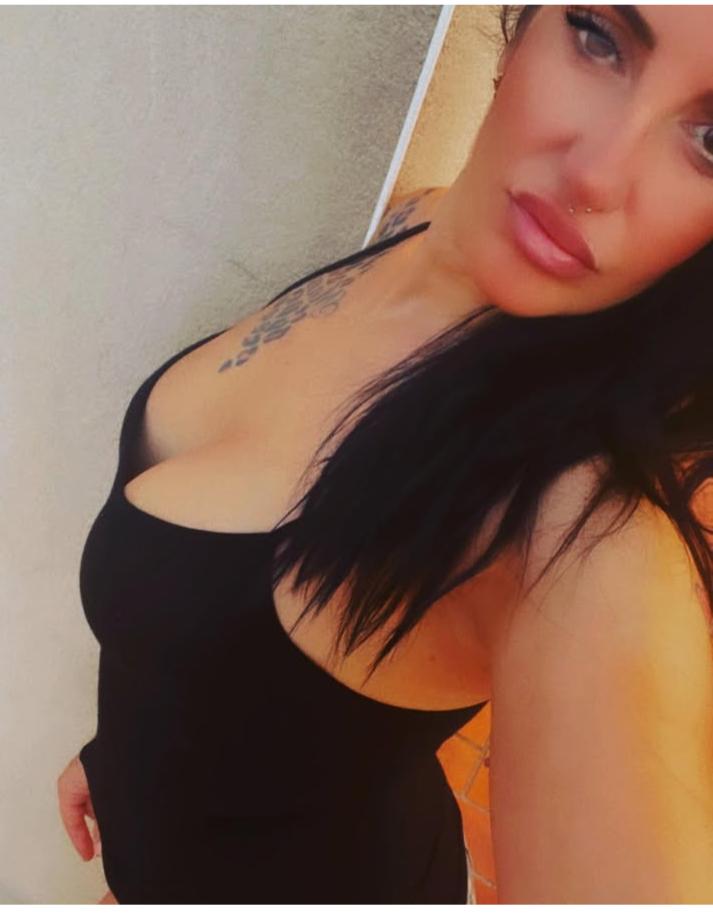 647598737: Chica busca chico en Barcelona