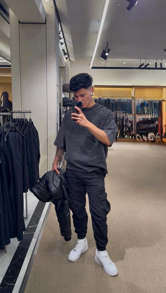 698461472: Chico busca chica en Barcelona