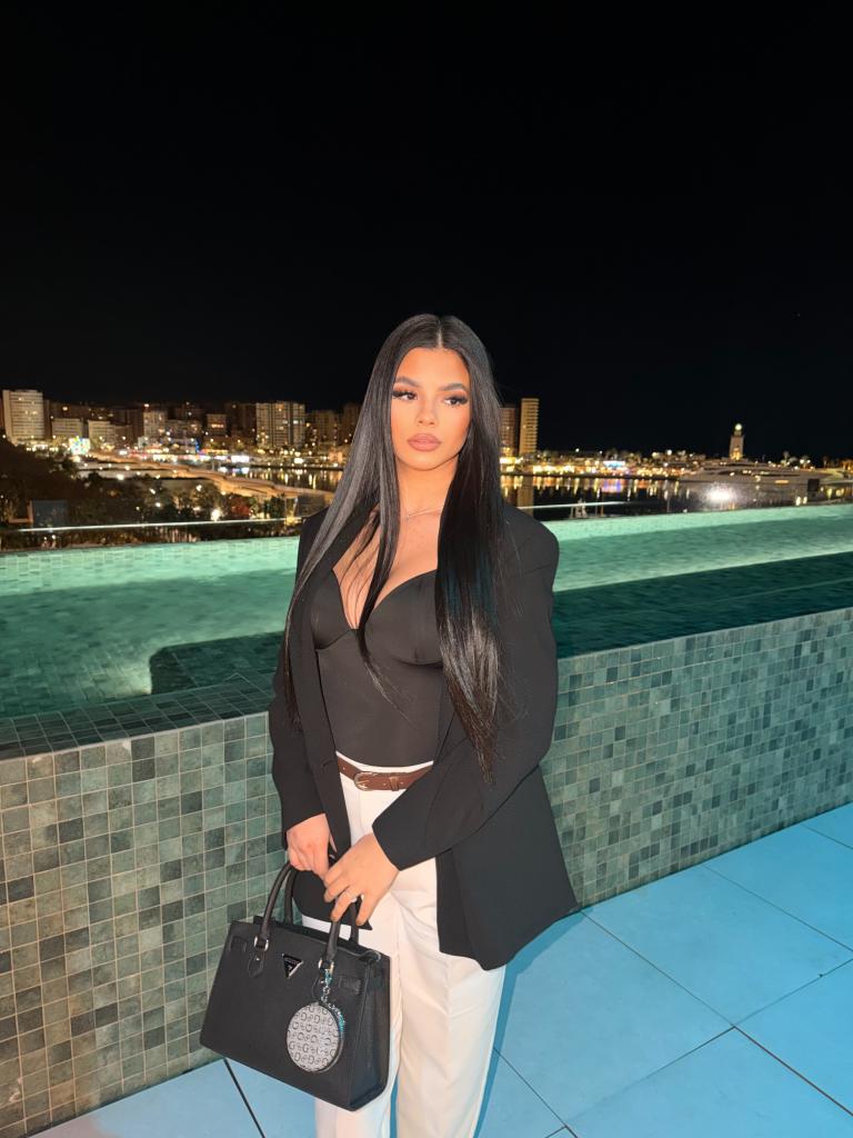 Chica busca chico en Almería: Chica busca chico