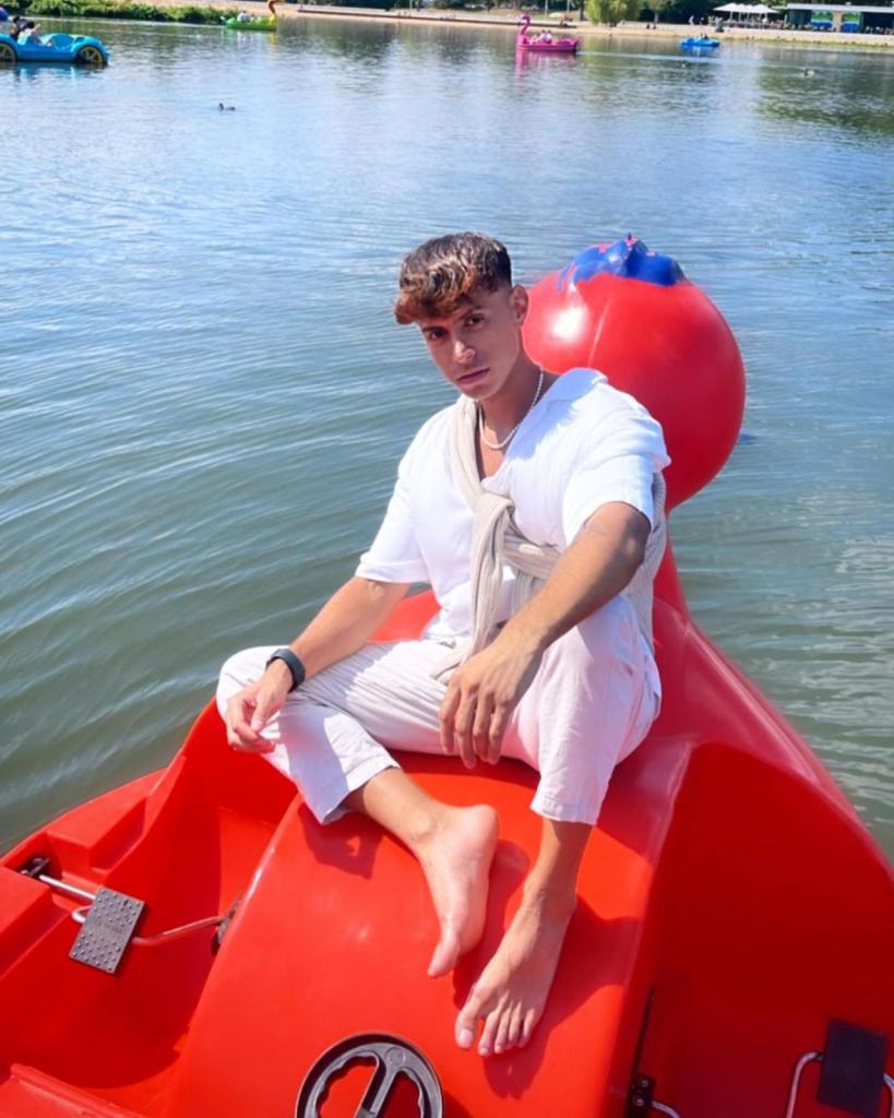 603122420: Chico busca chica en Barcelona