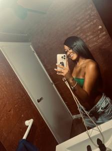 692118124: Chica busca chico en Barcelona