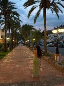 663736078: Chica busca chico en Ibiza