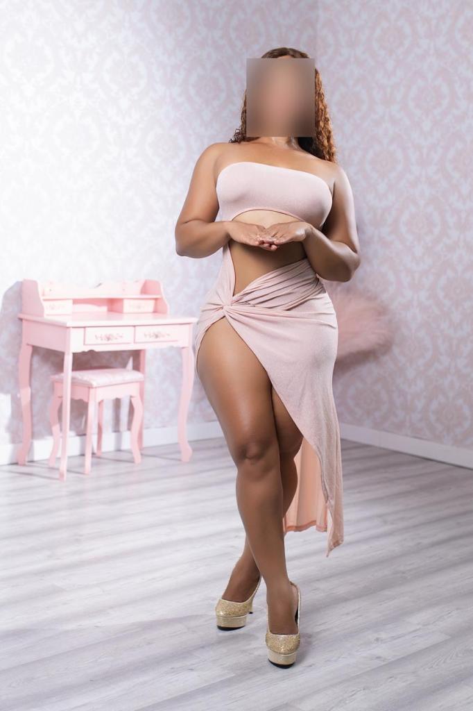 614754335: Chica busca chico en Barcelona