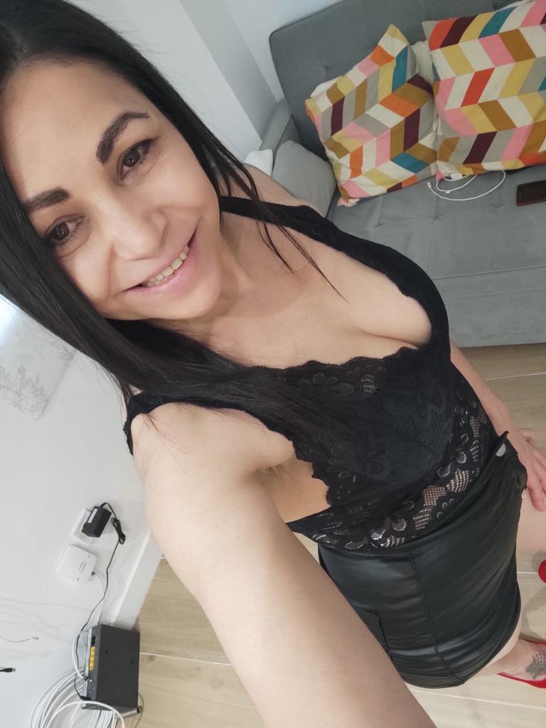 672044942: Chica busca chico en Madrid